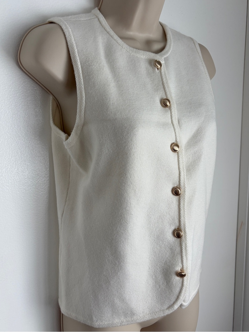 Abercrombie & Fitch Cream Sleeveless Button Front Shell Top (Size Small)